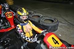 Roxy Deville - Go-Kart Bet | Picture (5)