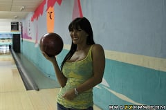 Claire Dames - Bowling Bet for Blow Jobs | Picture (5)