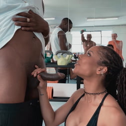 Influencer de fitness se enfrenta a los hermanos del gimnasio