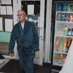 Chicas de bodega portándose mal