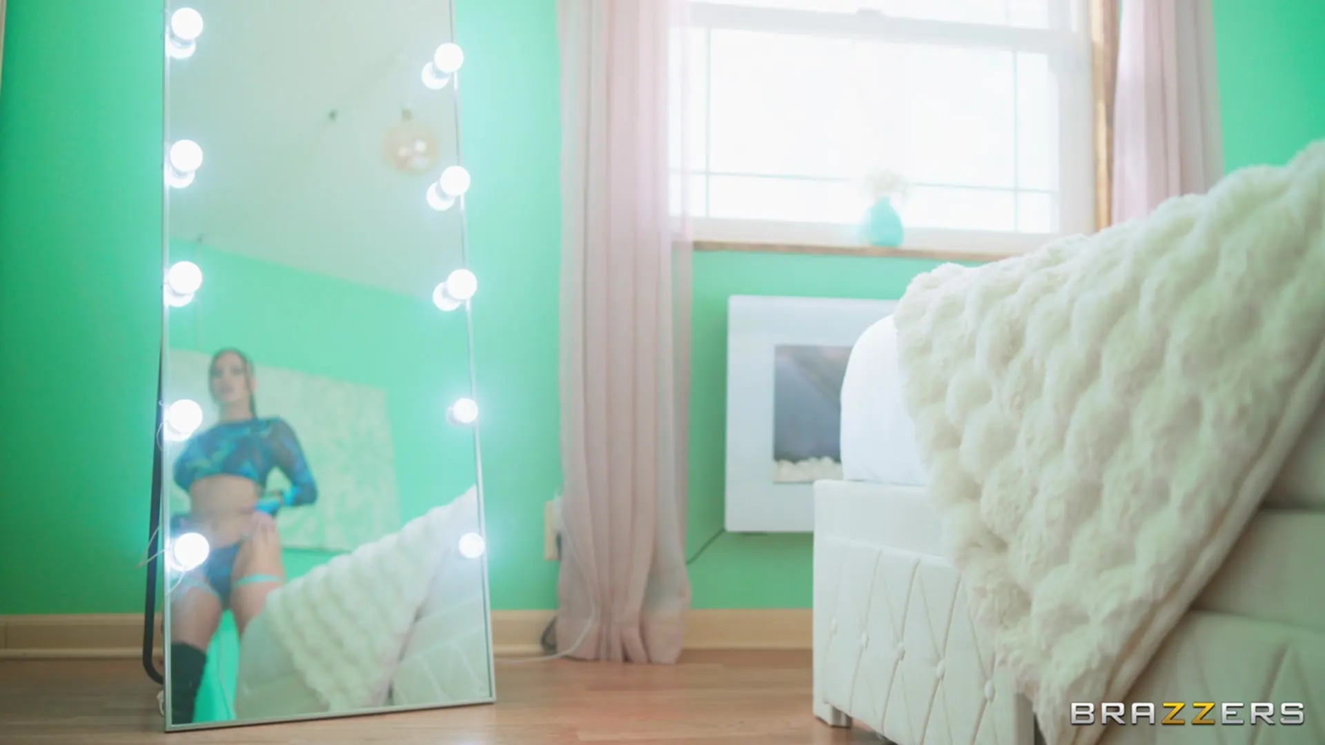 Aviana Violet - Aviana Goes For Girth | Picture (1)