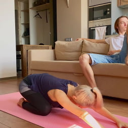 Downblouse yoga con eva