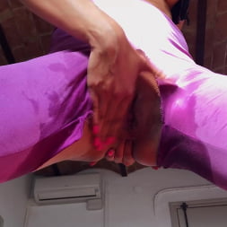 Francys se moja con pantalones de yoga