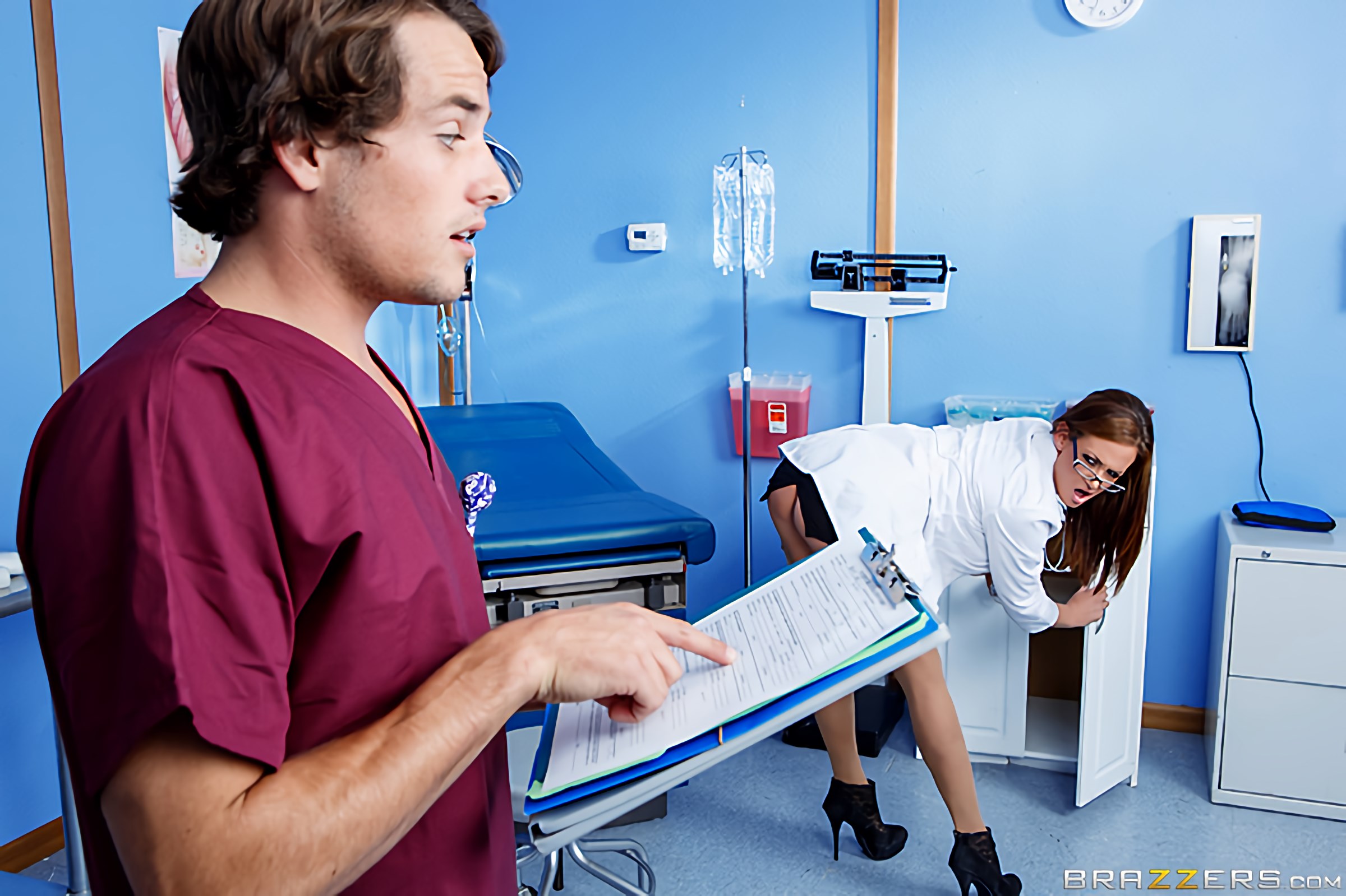 Peeping Nurse Learns una lección