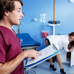 Peeping Nurse Learns una lección